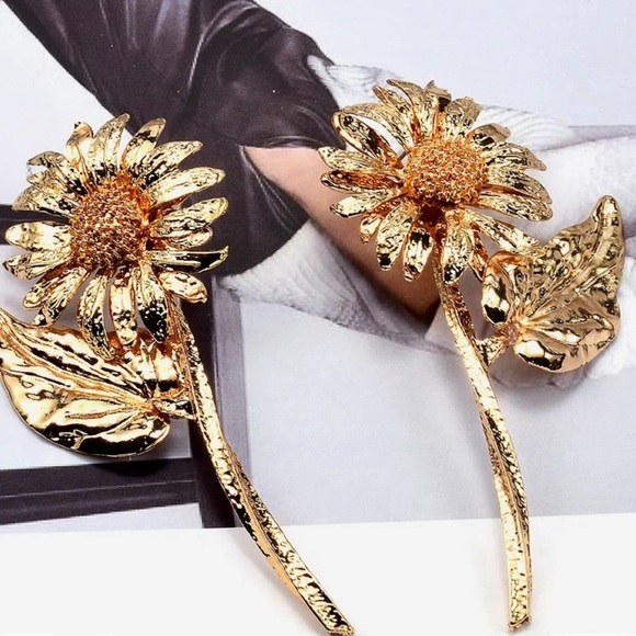 Daisy Flower Gold Earrings - Picture 7 of 16